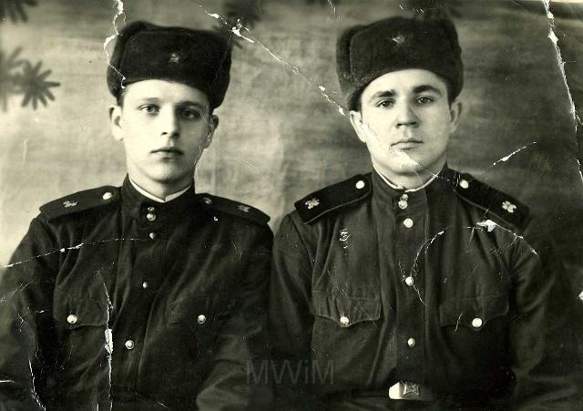 KKE 3685.jpg - od lewej: pierwszy Wacław Rudak brat Jadwigi Kulikowskiej ze znajomym. Krym, lata 50 – te XX wieku.